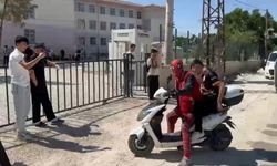 Sınava geç kaldı, "Örümcek Adam" yardıma koştu