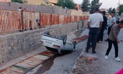 Otomobil tahliye kanalına uçtu