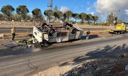 Tarım işçilerini taşıyan servis midibüsü ters döndü: Yaralılar var