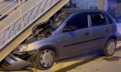 Otomobil üst geçide çarptı: Yaralılar var