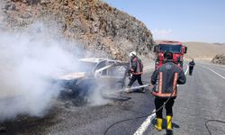 Seyir halindeki araç alev aldı