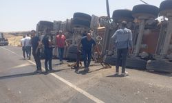 Diyarbakır'da asfalt yüklü kamyon kontrolden çıktı