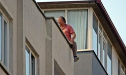 Karısına kızan adam 2 buçuk saat çatıda kaldı