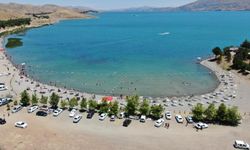 Sıcaktan bunalanlar Hazar Gölü’ne akın etti
