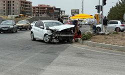 Diyarbakır’da kamyonet ile otomobil kafa kafaya çarpıştı