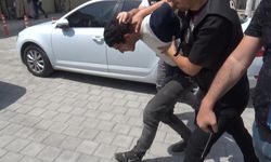 Doktor ve güvenlik görevlisini boğazından bıçakladı