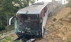 Servis otobüsü şarampole yuvarlandı: Yaralılar var