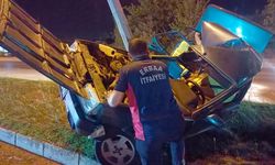 Elektrik direğine çarpan araç, hurdaya döndü