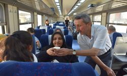 Batman-Diyarbakır seferini yapan tren yolcularına soğuk ayran ikramı