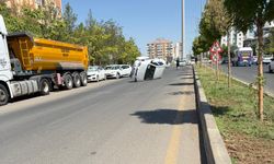 Diyarbakır’da otomobil kaldırıma çarparak yan  yattı