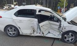 Ambulansla, otomobil çarpıştı: Yaralılar var