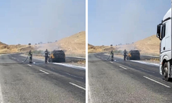 Diyarbakır'da seyir halindeki araç alev aldı