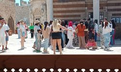 Tarihi camide şort ve gelin-damat pozu tepki çekti