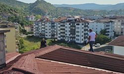 Binanın çatısına çıkan alkollü şahıs intihara kalkıştı
