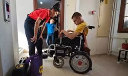 Engellilerin bozulan akülü sandalyelerini ücretsiz tamir ediyor
