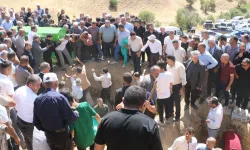 Hakkari'deki  kazada ölen anne, baba ve üç çocuk yan yana defnedildi