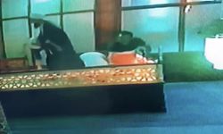 Namazını bozan imam 1 metre yüksekten düşen çocuğu havada yakaladı