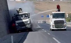 Diyarbakır’da seyir halindeki kamyon alev aldı