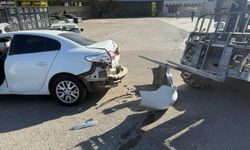 Diyarbakır’da forklift park halindeki otomobile çarptı