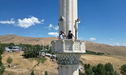 Telefonla konuşabilmek için minareye çıkıyorlar