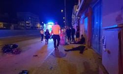 Motosiklet işletme girişine çarptı: 2 ağır yaralı