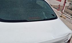 Rüzgarın uçurduğu sac otomobilin camını kırdı