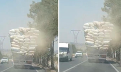 Diyarbakır’da yola dökülen saman sürücülerin görüş açısını kapattı