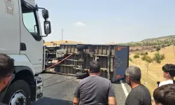 Diyarbakır’da lastiği patlayan kamyonet yola devrildi