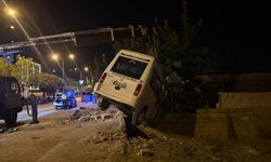 Akıl almaz kaza: Yolcu minibüsü bahçe duvarında asılı kaldı