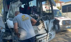 Tur otobüsüyle yolcu midibüsü çarpıştı: 2’si ağır 15 yaralı