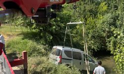 Mardin’de araç yol kenarına savruldu: Yaralılar var