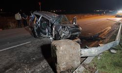 Otomobil aydınlatma direğine çarptı: 1 ölü, 2 yaralı