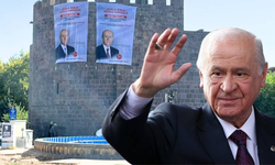 Diyarbakır surlarına Bahçeli posteri asıldı