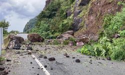 Artvin'de heyelan: Yol ulaşıma kapandı