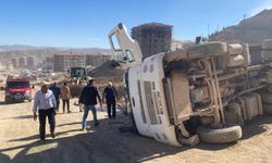 Hafriyat kamyonu devrildi: 1 yaralı