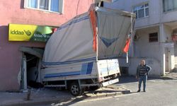 Kamyonet iş yerine girdi