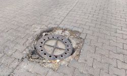 Kırılan kanalizasyon kapağı tehlike oluşturuyor