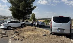 Diyarbakır’da kamyonet, çarptığı otomobili karşı yola fırlattı