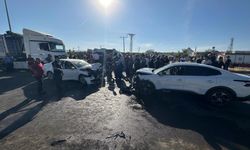 Diyarbakır'da otomobiller kafa kafaya çarpıştı: Yaralılar var