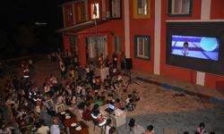 Şırnak'ta çocukların açık havada sinema keyfi