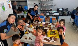 Hakkari polisi çocuklarla seramik kursuna katıldı