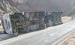 Virajı alamayan TIR, yan yattı