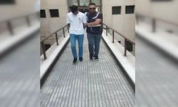 Polisi gören firari, ölü taklidi yaptı