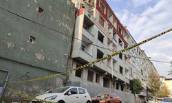 Balkon çöktü: 2 araç kullanılmaz hale geldi