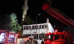Tarihi caminin çatısında yangın