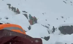 Everest Dağı'nda kar fırtınası: Yaklaşık 1000 kişi mahsur kaldı