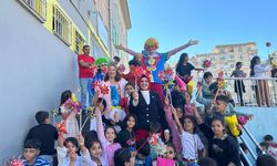 Diyarbakır’da 'Muhtar ana' dan kız çocuklarına jest