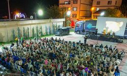 Kilometrelerce yol kateden "Sinema Tırı" Diyarbakırlı çocuklarla buluştu