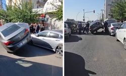 Diyarbakır’da otomobil park halindeki araçların üzerinde asılı kaldı
