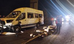 Seyir halindeki servis minibüsü devrildi: Yaralılar var